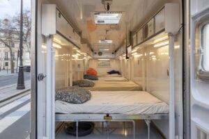 Lire la suite à propos de l’article À Lyon : quand des remorques frigorifiques deviennent des refuges d&rsquo;urgence pour des familles en détresse