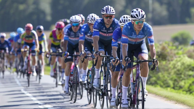 You are currently viewing Anthony Turgis : triomphe familial et émotion palpable sur les chemins légendaires de Troyes au Tour de France 2024