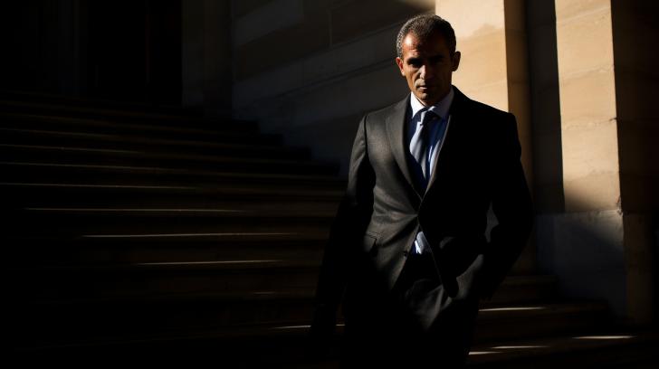 Lire la suite à propos de l’article Le parcours étonnant de Karim Bouamrane : De l&rsquo;ombre à la lumière, est-il le renouveau de la politique française ?